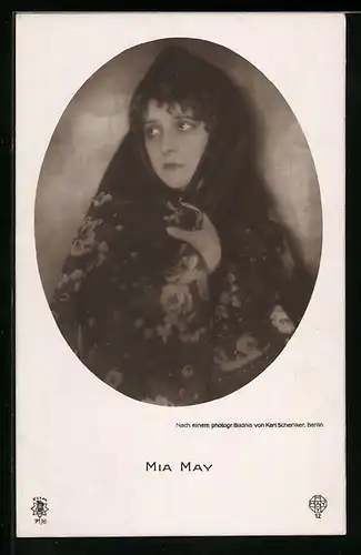 AK Schauspielerin Mia May im Blumengewand mit Kopftuch