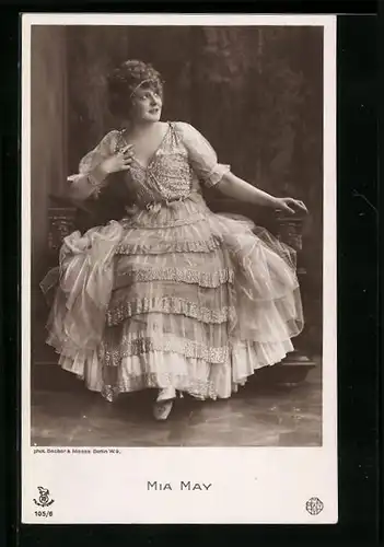 AK Schauspielerin Mia May im langen Rüschenkleid mit Perlenschmuck im Haar