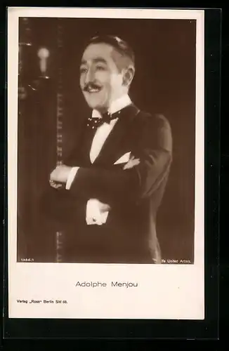AK Schauspieler Adolphe Menjou lächend im Anzug