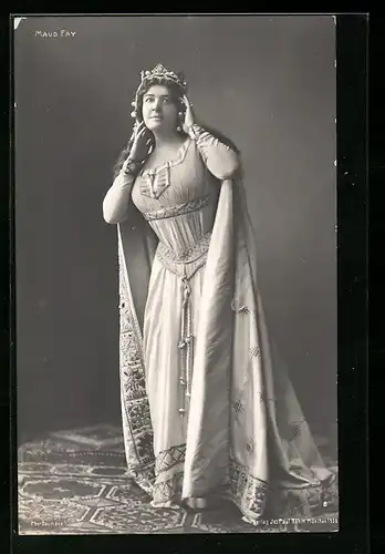 AK Schauspielerin Maud Fay im Kostüm einer Königin