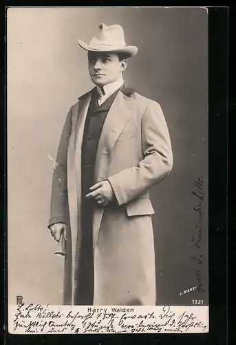 AK Schauspieler Harry Walden im Mantel mit Hut