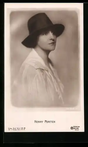 AK Schauspielerin Henny Porten im weissen Hemd mit schwarzem Hut