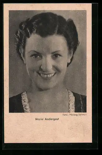 AK Schauspielerin Maria Andergast lächelnd