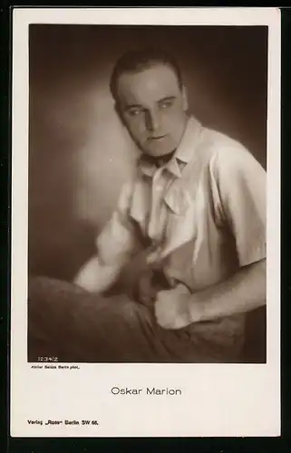 AK Schauspieler Oskar Marion sitzend im kurzen Hemd