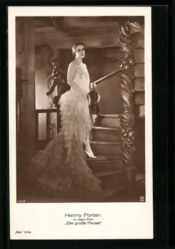 AK Schauspielerin Henny Porten mit Geige in dem Film Die grosse Pause