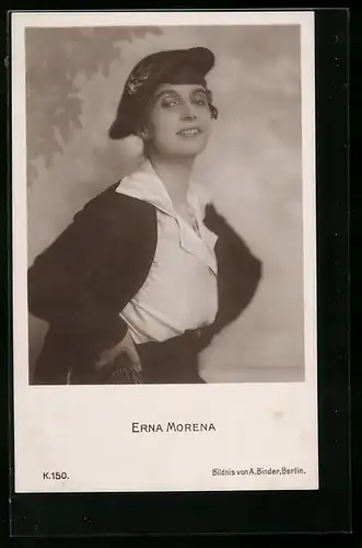 AK Schauspielerin Erna Morena mit Mütze in die Kamera schauend