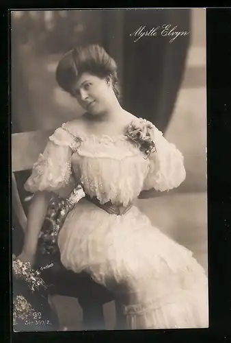AK Schauspielerin Myrthe Elvyn im Rüschenkleid