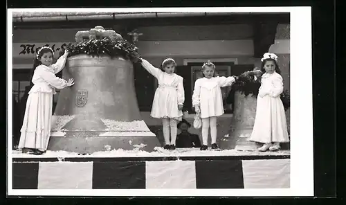AK St. Johann, Vier Mädchen mit Glocken, Glockenweihe 1948