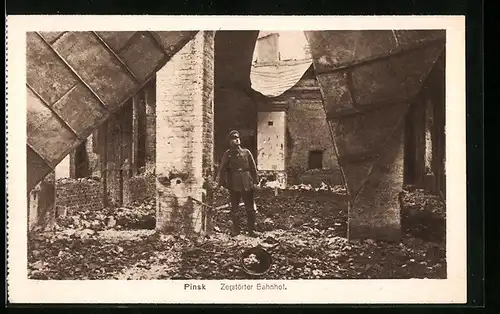 AK Pinsk, Soldat im zerstörten Bahnhof