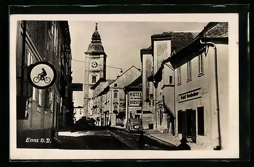 AK Enns, Strassenpartie mit Blick zum Kirchturm