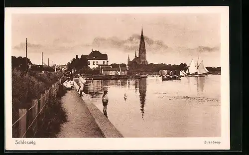AK Schleswig, Strasse Strandweg mit Kirche und Booten