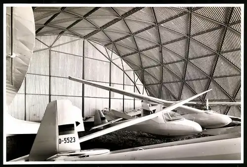 Fotografie Segelflug, Segelflugzeug mit Kennung D-5523 & andere Segelflugzeuge im Hangar