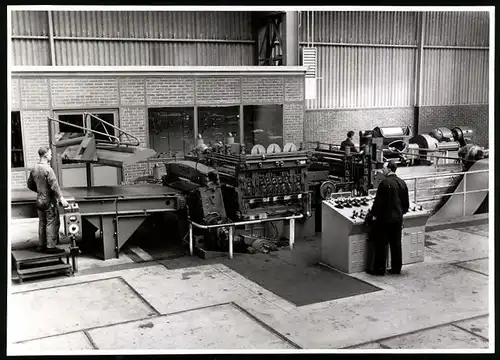 Fotografie Hans Gregor, Bochum, Arbeiter bedienen Fertigungsanlagen in einer Fabrikanlage