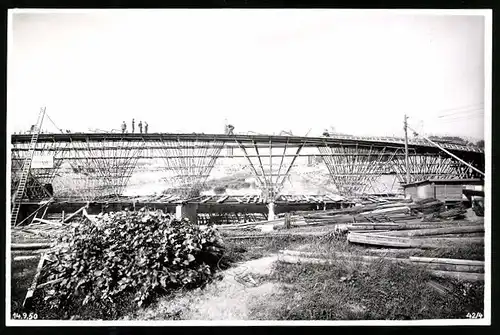 Fotografie C.W. Haarfeld, Hellbronn / Neckar, Arbeiter bei der Montage einer Brückenkonstruktion