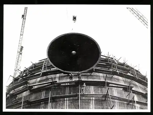 Fotografie Aug. Klönne, Dortmund, Dachteil des Gaskugeltanks wird mit dem Kran nach oben gehoben