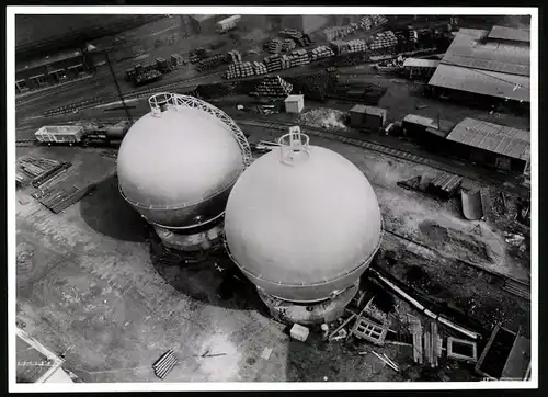 Fotografie unbekannter Fotograf, Ansicht Gustavsburg, MAN Maschinenfabrik, Kugelgastanks am Güterbahnhof