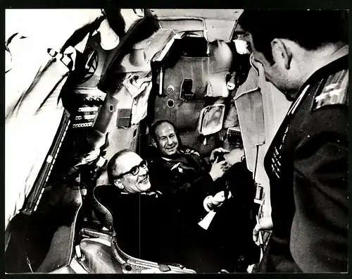 Fotografie DDR Staatchef Erich Honecker zu Besuch im Kosmonautentrainigszentrum bei Moskau