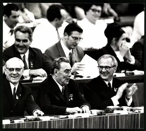 Fotografie VIII. Parteitag der SED in der Werner-Seelenbinder-Halle zu Berlin mit Erich Honecker, Leonid Breschnew, 1971