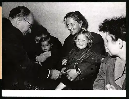 Fotografie Keystone, München, Saarlands Arbeitsminister Kurt Conrad begrüsst die ersten Ostzonenflüchtlinge, 1957
