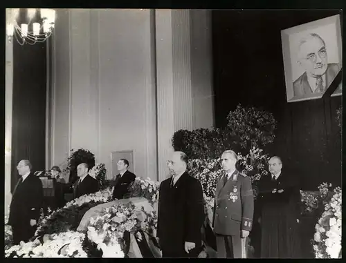 Fotografie Beginn des Traueraktes am Sarg von Dr. Otto Nuschke, mit Walter Ulbricht, Paul Schulz, F. Selbmann, W. Stoph