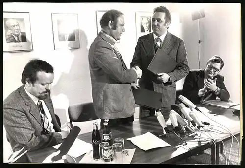 Fotografie Ansicht Bonn, Egon Krenz und Konrad Gilges unterzeichnen Kominiques zwischen FDJ und Bundesjugendring