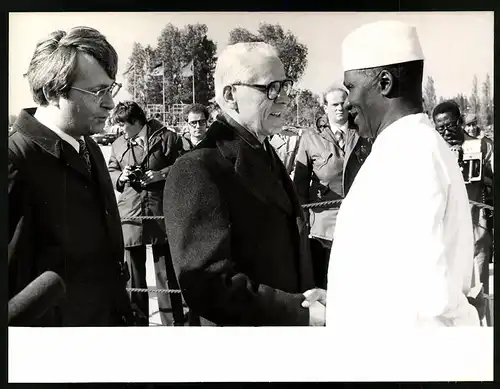 Fotografie Willi Stoph begrüsst den Präsidenten der Volksrepublik Guineas Ahmed Sekou Toure in Berlin, 30 Jahre DDR, 1979