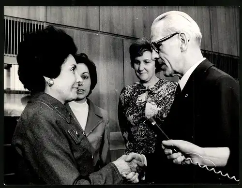 Fotografie Willi Stophe empfängt Hortensia Bussi de Allende in der DDR 1973, Ingeburg Lange