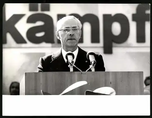 Fotografie Berlin 1976, Willi Stoph bei seiner Rede zum Internernationale Gedenktag für Opfer des faschistischen Terrors