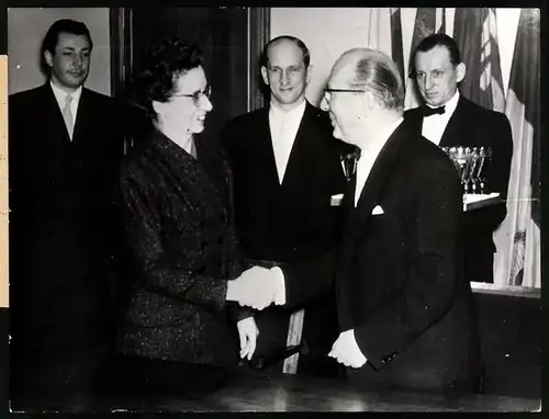 Fotografie Handschlag nach der Unterzeichnugn der Warenliste für Interzonenhandel 1957, Liselotte Sermann, Dr. K Leopold