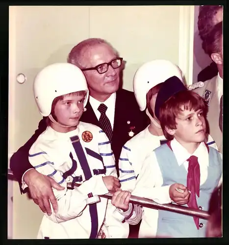 Fotografie Erich Honecker mit jungen Knaben bei Eröffnung des Kosmonautenzentrum im Pionierpalast Ernst Thälmann 1979