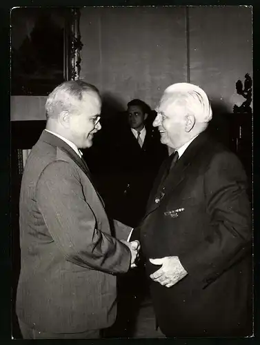 Fotografie herzlicher Handschlag zwischen W. M. Molotow und Wilhelm Pieck, 1955 in Berlin