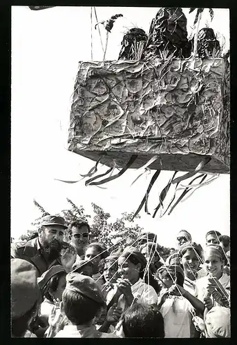 Fotografie Staatspräsident Fidel Castro im Kreise der Unión de Jóvenes Comunistas mit einem Ballon