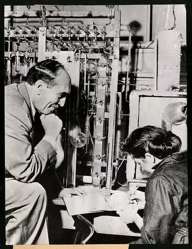 Fotografie Keystone, München, Nobelpreisträger Nikolai Nikolajewitsch Semjonow im Laboratorium mit einer Schülerin