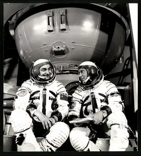 Fotografie Kosmonauten Oberst Waleri Bykowski und Oberstleutnant Sigmund Jähn im Ausbildungszentrum Juri Gagarin