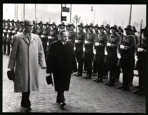 Fotografie Berlin-Ostbanhoh, Sejm-Marschall Czeslaw Qycech und Johannes Diekmann schreiten Ehrenkompanie der DDR ab