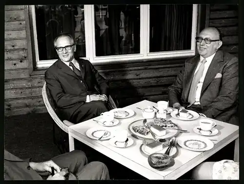Fotografie Fraktionsvorsitzende Herbter Wehner (SPD) und Wolfgang Mischnick (FDP) beim Gedankenaustausch 1973 in der DDR