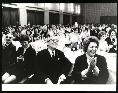 Fotografie Erich Honecker und Willi Stoph beim Empfang der SED zum 25. Jahrestag des Demokratischen Frauenbundes, 1972