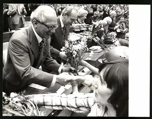 Fotografie Ansicht Berlin, 9. FDGB-Kongress, Jungarbeiter /innen begrüssen Erich Honecker und Harry Tisch