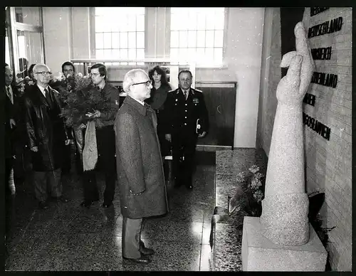 Fotografie Ansicht Brandenburg-Görden, Erich Honecker am 40 Jahrestag des Sieges gegen faschismus in Gedenkstätte