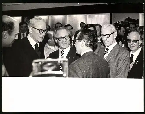 Fotografie Ausstellung Leipzig Frühjarsmesse 1975, Erich Honecker, Willi Stoph mit US-Botschafter John Sherman Cooper