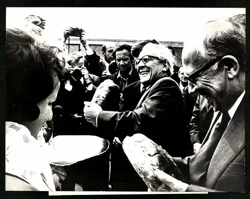 Fotografie DDR Staatschef Erich Honecker empfängt Brot und Salz in der Volksrepublik Polen