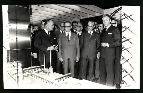 Fotografie Leipzig Messe 1972, Willi Stoph, Erich Honecker am Stand der KRUPP GmbH Essen diskutieren über Ratifizierung