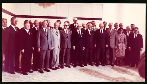 Fotografie Mitglieder und Kandidaten des vom IX. Parteitag gewählten Politbüros des ZK der SED, 1977m, Honecker, Stoph