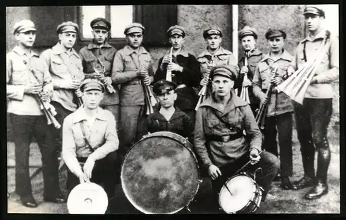 Fotografie Ansicht Wiebelskirchen, Spielmannszug des Roten Frontkämpferbundes (RFB) mit Wilhelm und Erich Honecker
