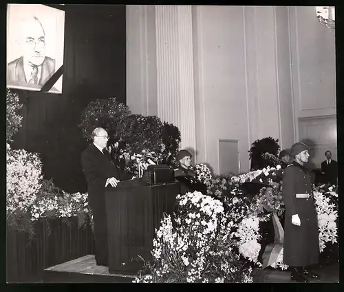 Fotografie Berlin 1957, Trauerakt am Sarg von Dr. Otto Nuschke, Trauerrede von Ministerpräsident Otto Grotewohl