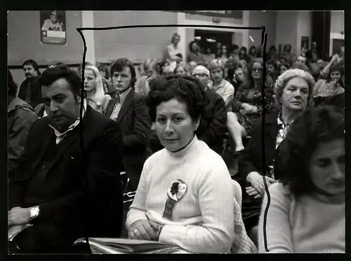 Fotografie Frau Hortensia Bussi de Allende in einen voll gefüllten Veranstaltung