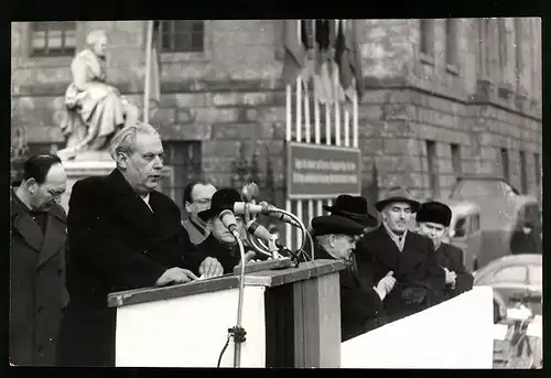 Fotografie Ansicht Berlin, der Vorsitzende des FDGB Herbert Warnke bei einer Rede 1954