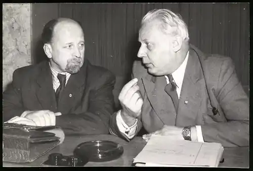 Fotografie Vorsitzender des FDGB Herbert Warnke referiert mit Walter Ulbricht über Betriebs-Kollektivverträge 1953