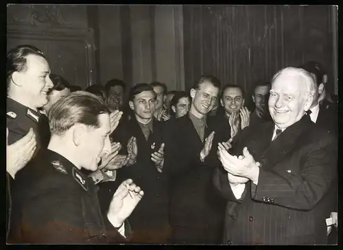 Fotografie DDR Präsident Wilhelm Pieck zu seinem 80. Geburtstag mit Mitgliedern des Zentralrates der FDJ, 1956