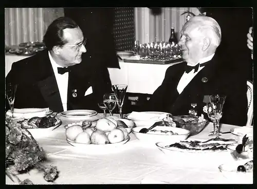 Fotografie Präsident Wilhelm Pieck mit dem Intendanten der Deutschen Staatsoper Max Burghardt im Gespräch, 1955